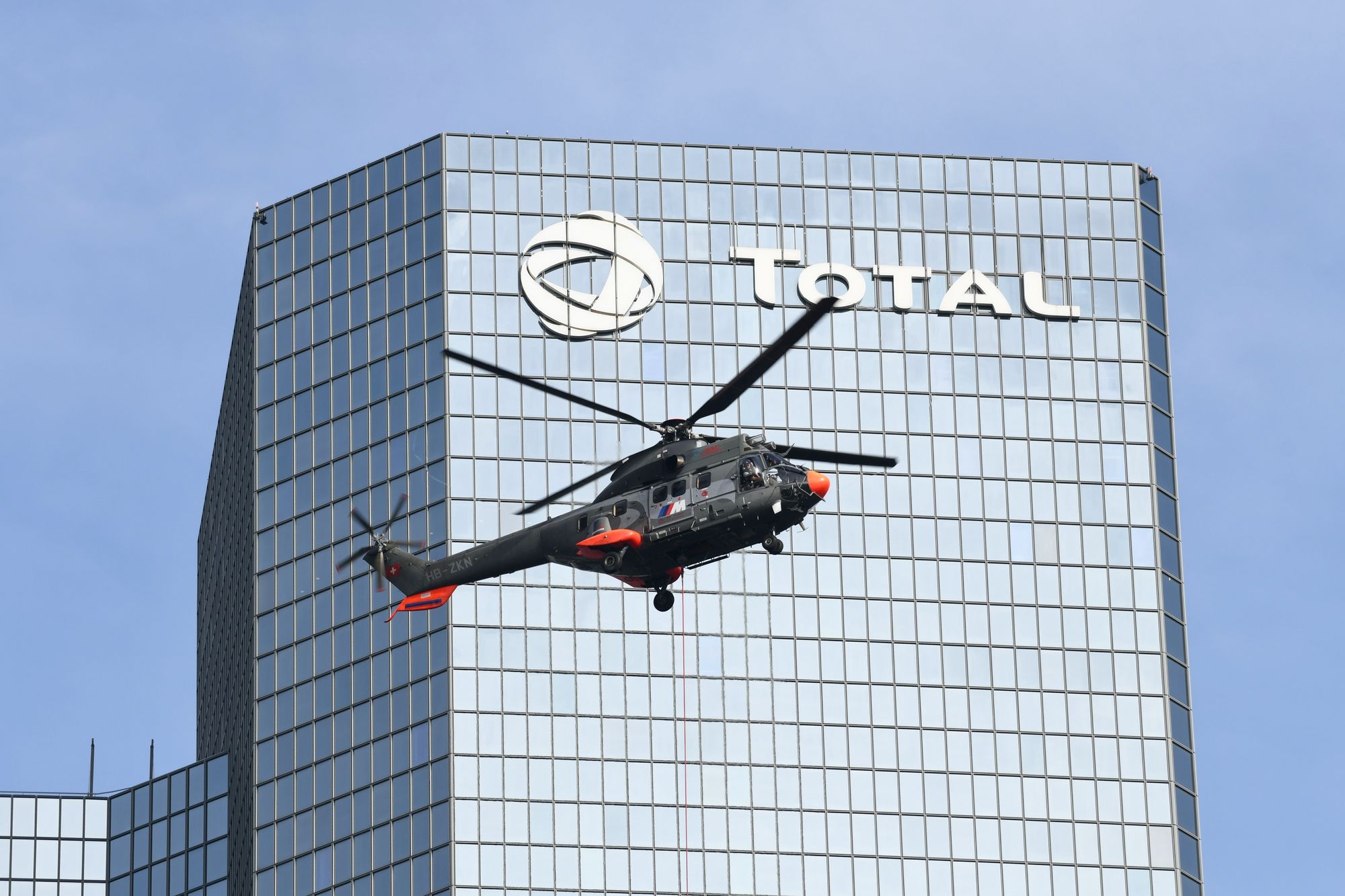 Livraison express en hélicoptère au sommet de la tour Total