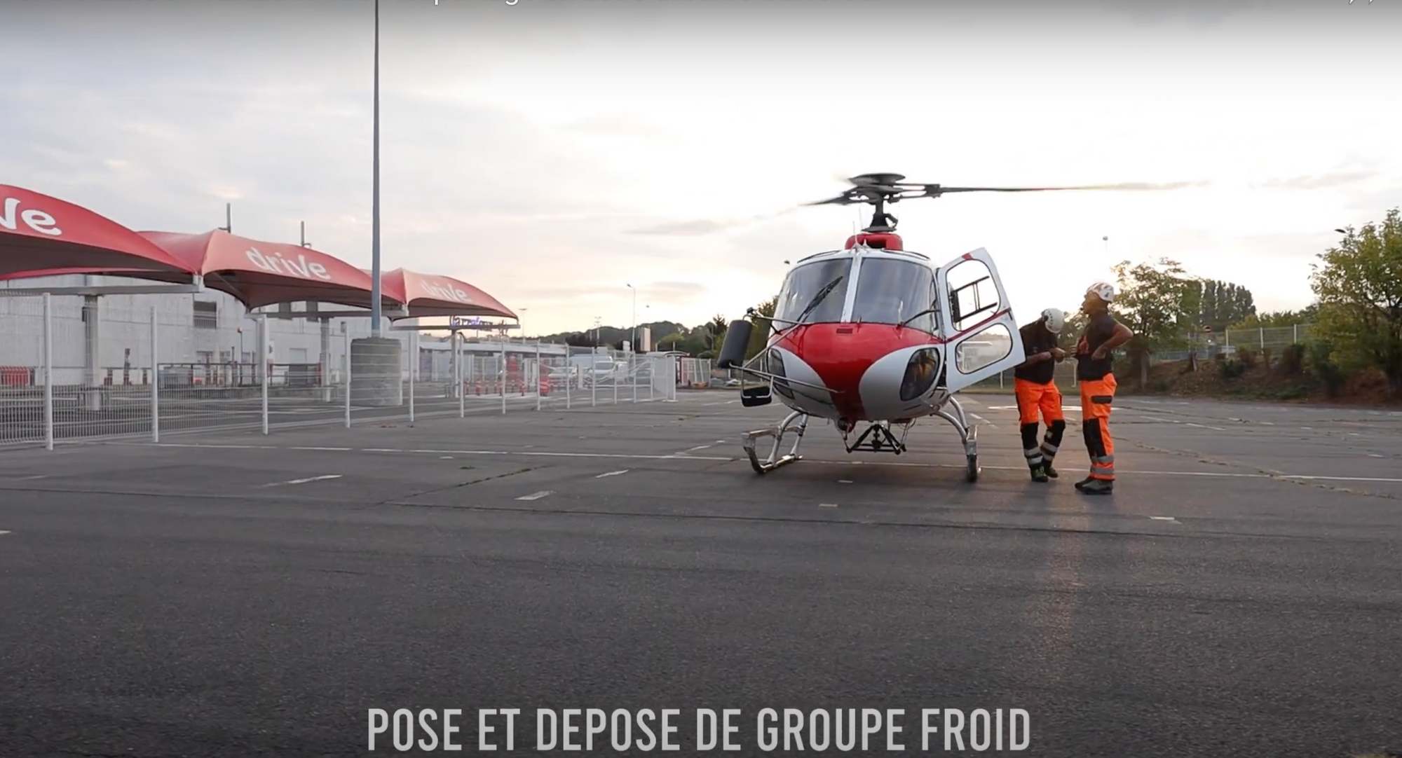 Héliportage / hélitreuillage - roof top, groupe froid Lennox en zone urbaine Carrefour Aulnay-sous-bois.