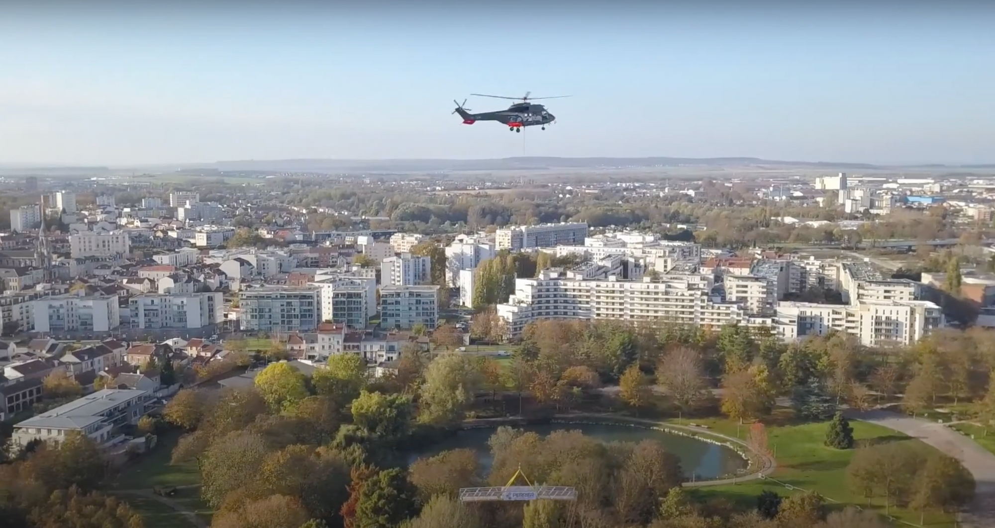 SUPER PUMA SAF pose d’une passerelle en agglomération novembre 2020