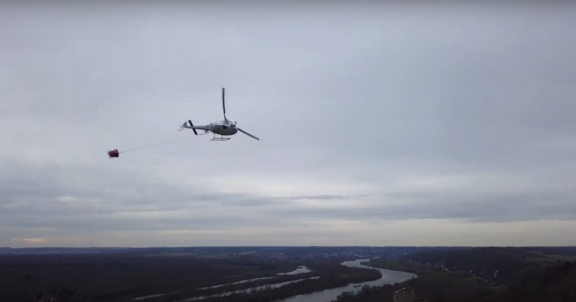 SAF HÉLICOPTÈRES PARIS coulage béton au Château de la Roche-Guyon